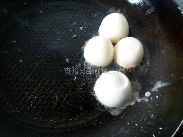 锅一点油，煎鸡蛋，防止蛋黄出来
