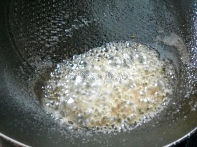 泡越来越小，颜色变黄，熬出焦糖味