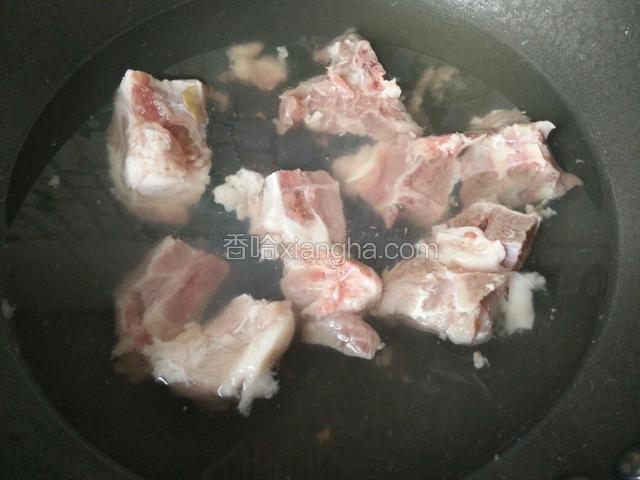 脊骨焯水去血末，凉水下锅