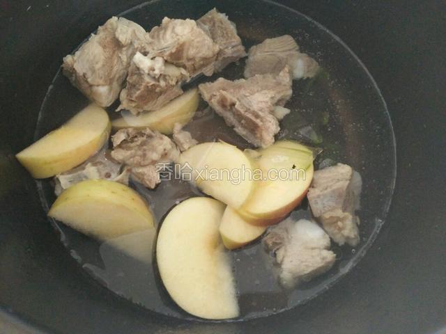 放进电压力锅内胆，倒水漠过脊骨