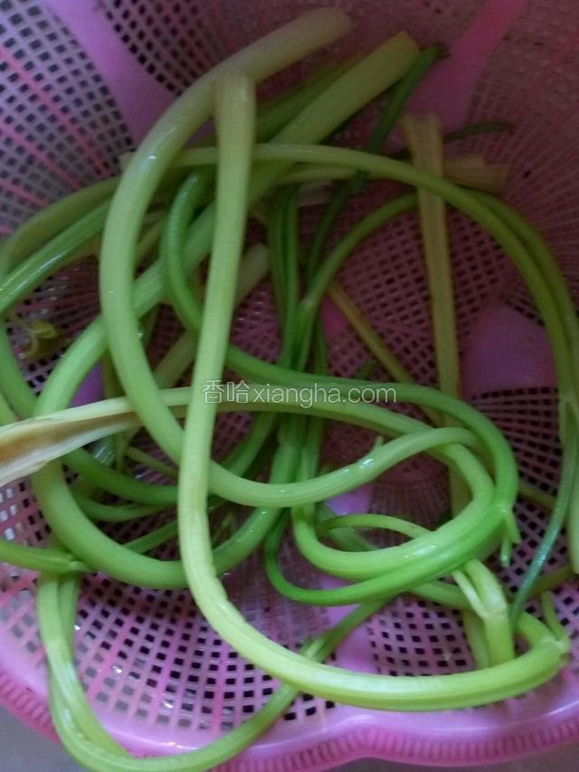 把芹菜择洗干净，放入开水锅淖水断生捞出淋干水分