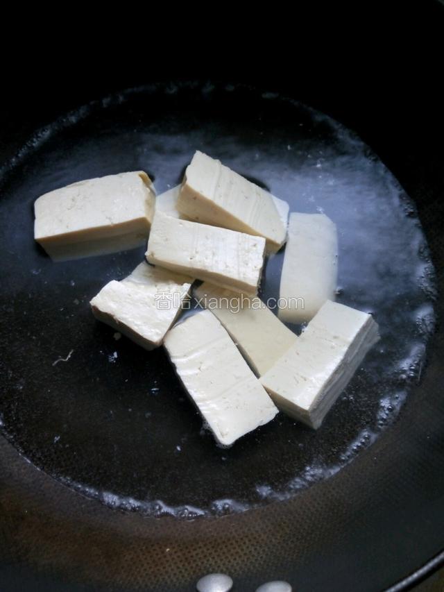 把豆腐放开水锅里煮10分钟左右，捞出淋干水分凉透