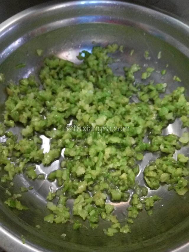 把芹菜切末，攥干水分，拌上香油搅匀备用(油裹住芹菜外表锁住水分)