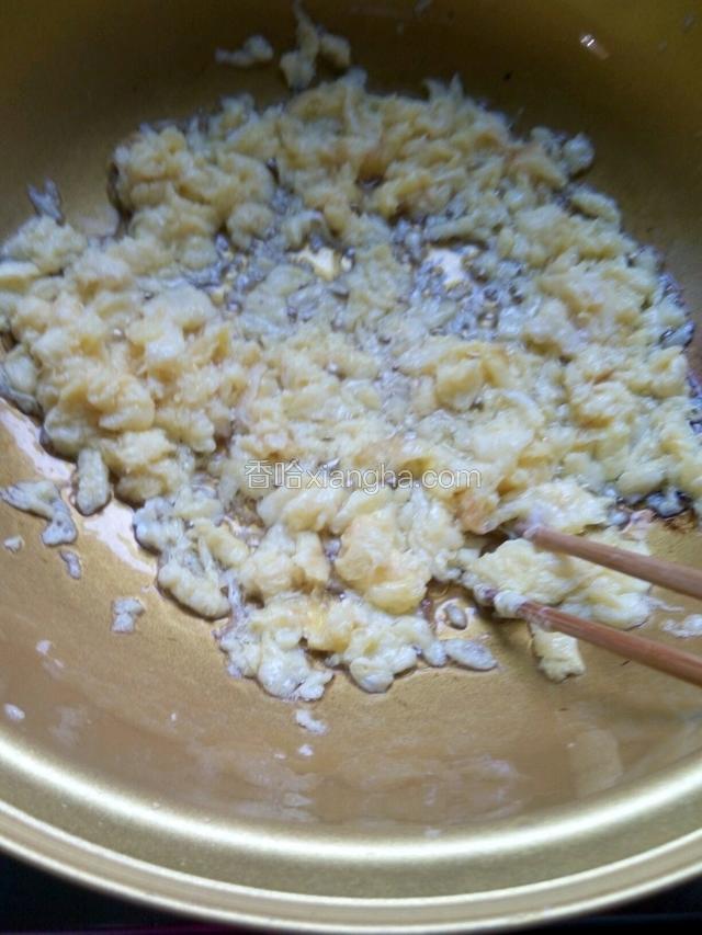 鸡蛋炒熟趁热搅碎