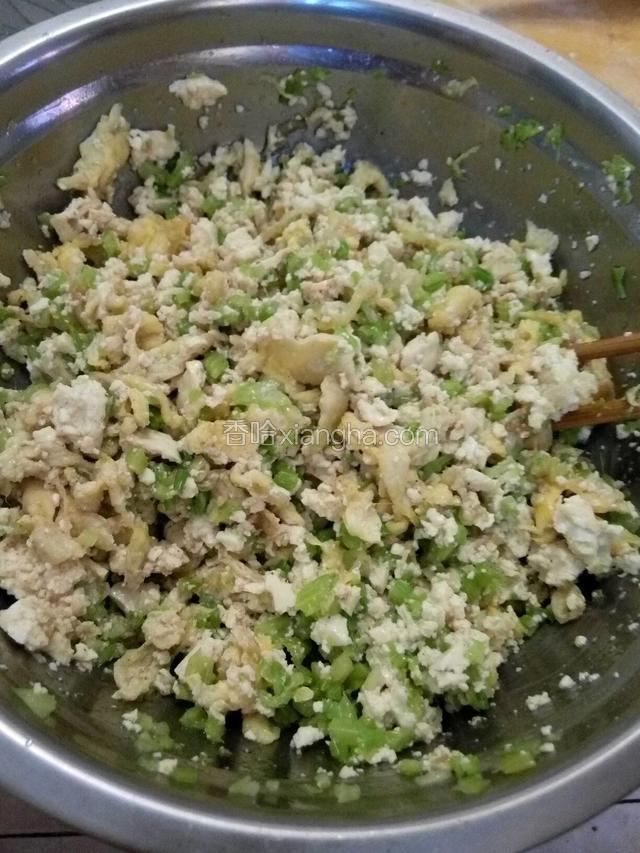 把所有食材放入容器内，加入适量盐，五香粉，鸡精调味搅拌均匀即可