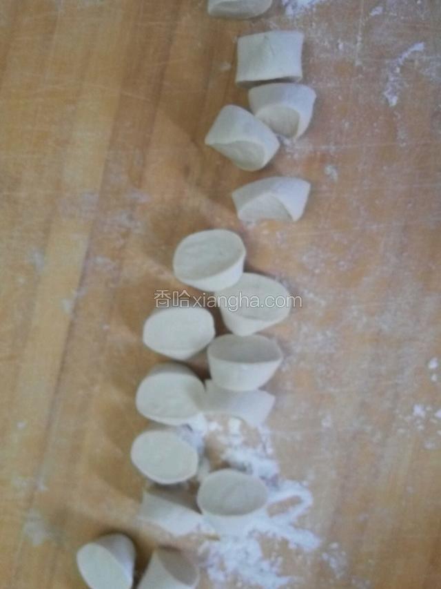 把醒发好的面团搓成小长条形状，切成大小均匀的小剂子