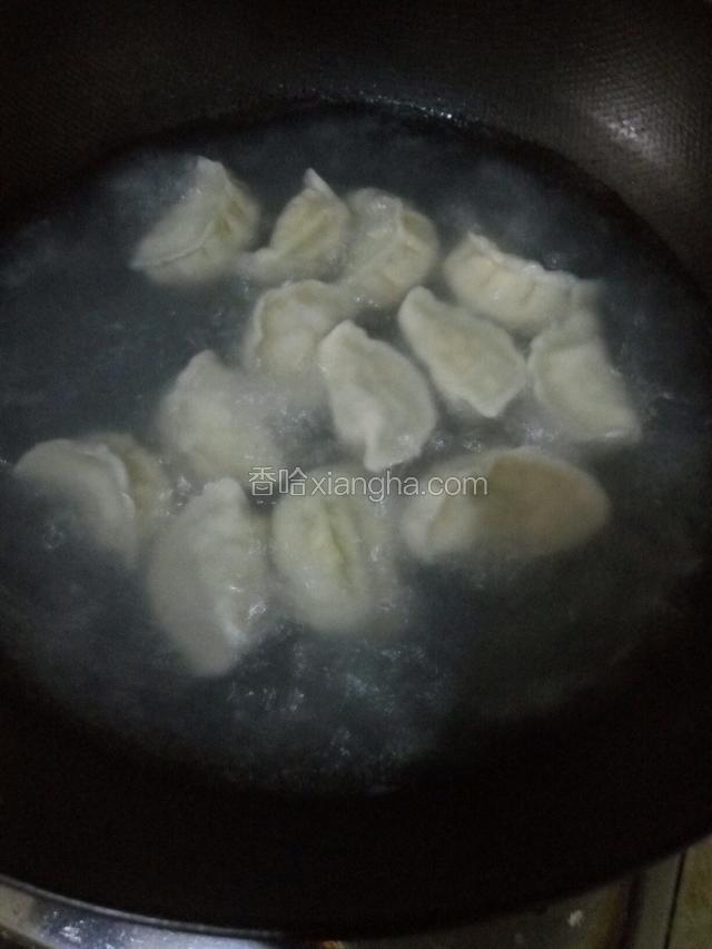 锅里放水烧开，放入饺子煮开，一般素饺子点一次凉水，再次煮开就熟了