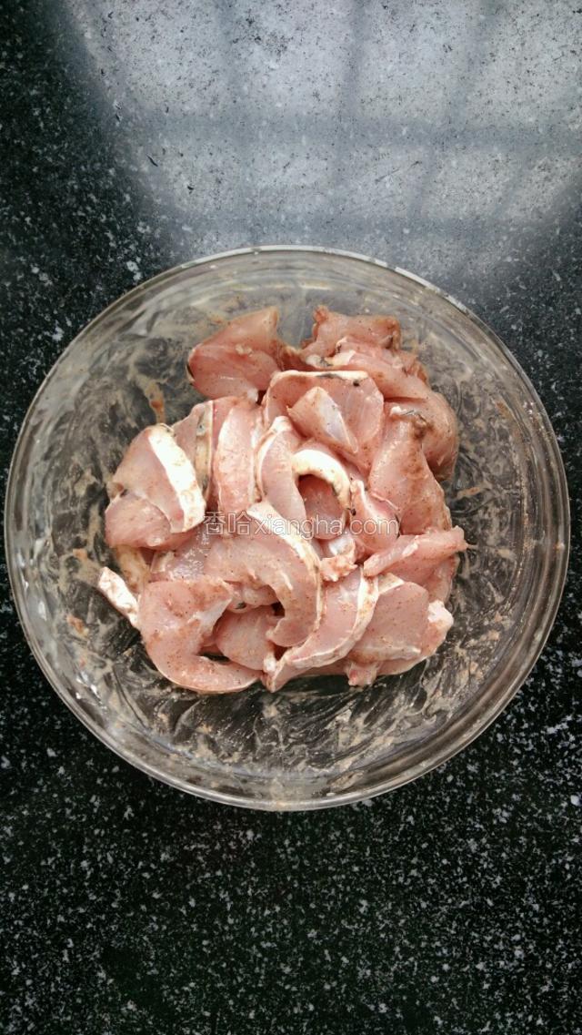 买回来的草鱼肚子片成片，加适量盐、料酒、淀粉和花椒粉腌制半小时。