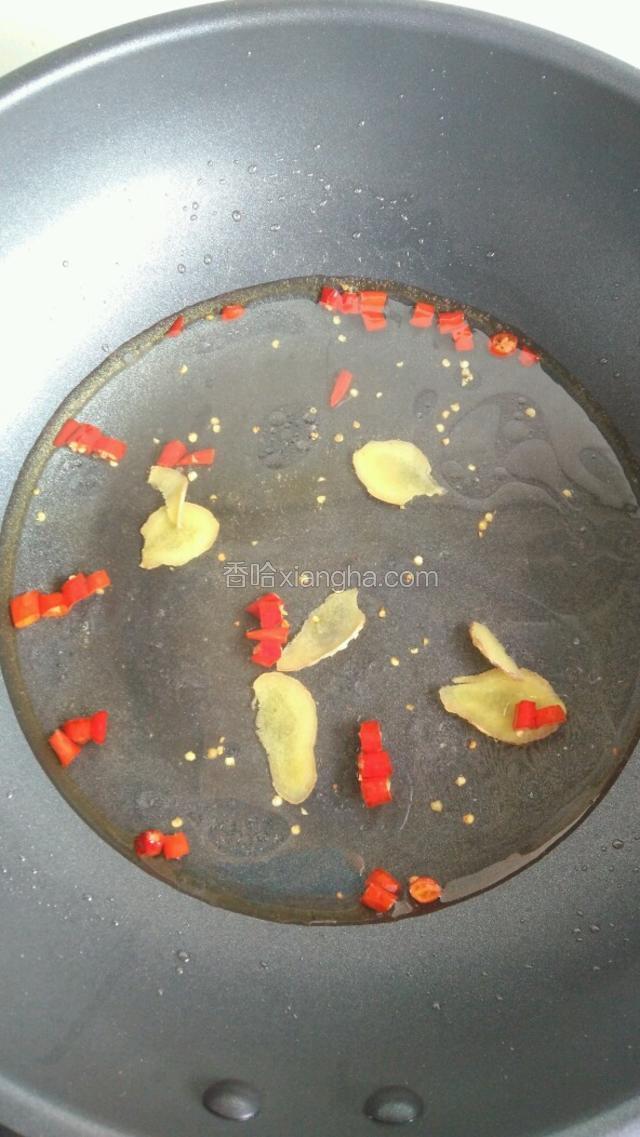 加入适量水，大火煮开。