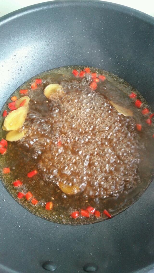 调入适量盐、鸡精和酱油。