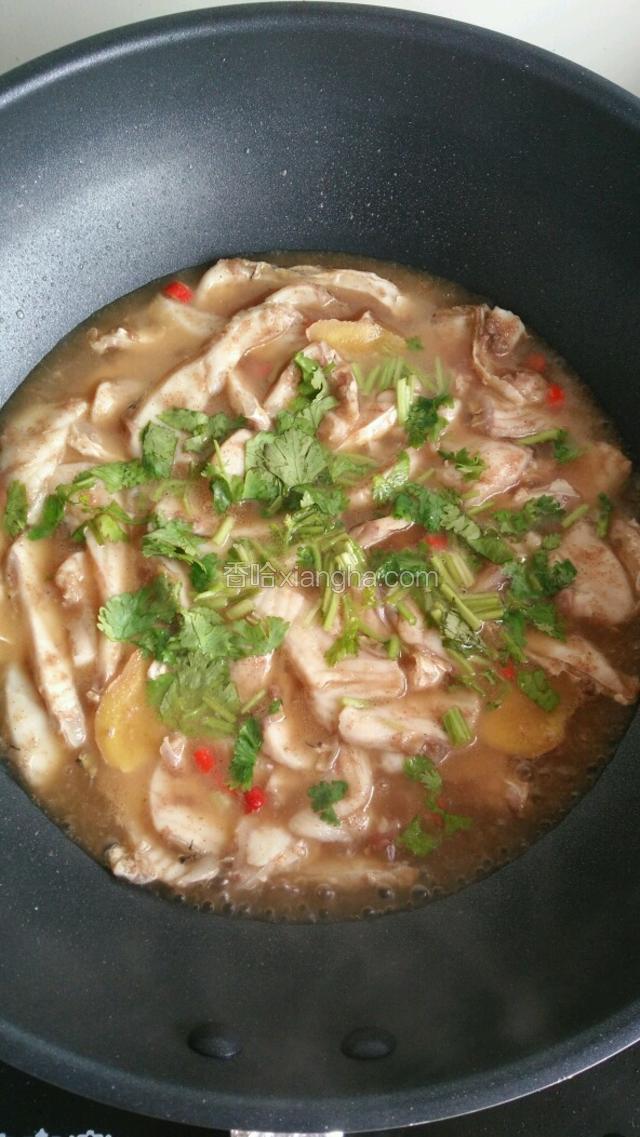 煮1分钟左右关火，撒上香菜即可。