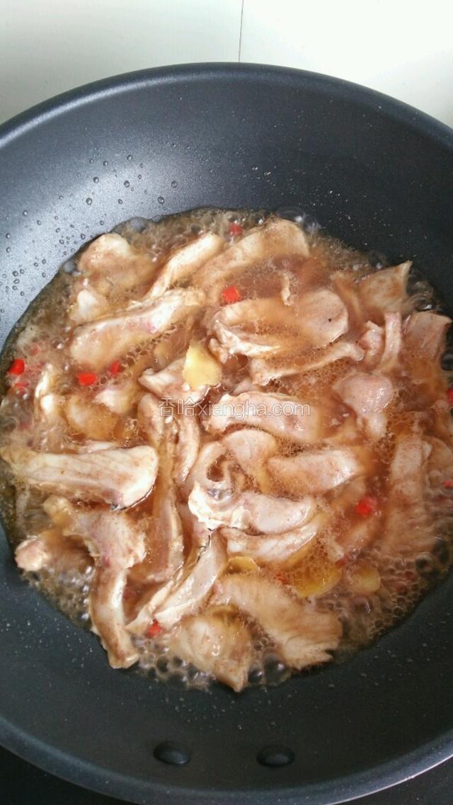 倒入腌好的鱼片，用锅铲轻轻推开。
