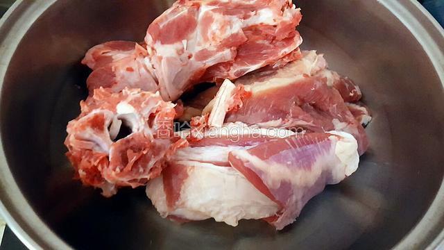 羊脊骨，里面有五花肉照的时候没有分开！
