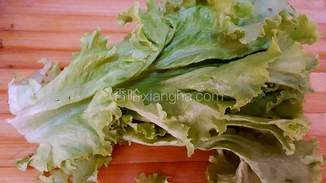 生菜洗干净控水备用！