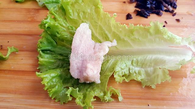 把五花肉放在生菜叶子上！