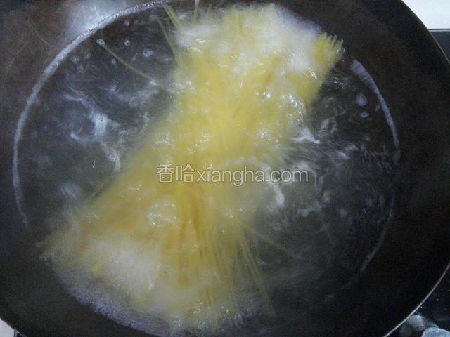 锅中放入1升开水，加入少量盐和橄榄油煮意面10-15分钟（面煮到没有硬芯），盛出拌少量橄榄油晾凉