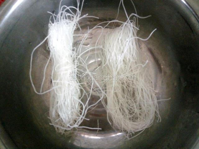 粉丝提前用热水浸泡