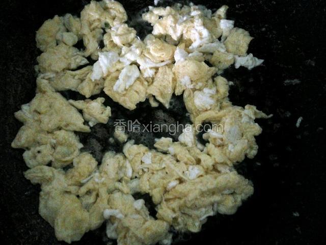 锅中烧热油，倒入鸡蛋炒散盛出