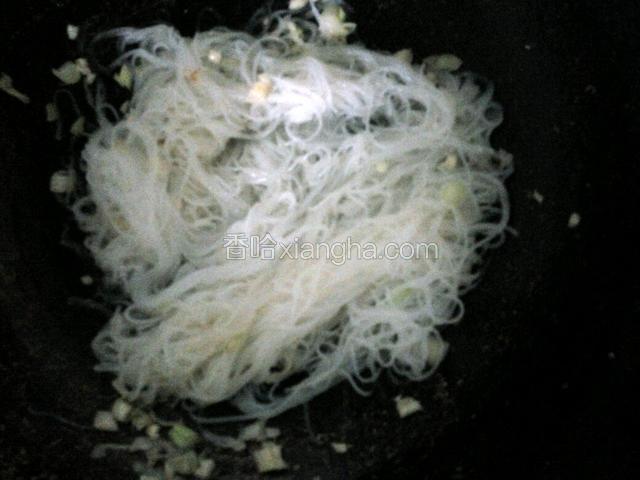 下泡好的粉丝炒匀