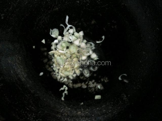 另烧热适量油，爆香葱蒜