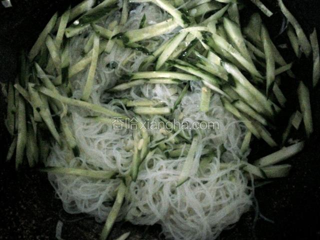 下黄瓜丝炒匀