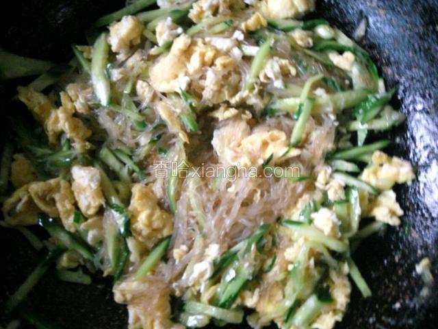 最后放炒好的鸡蛋，加鸡粉 胡椒粉调味