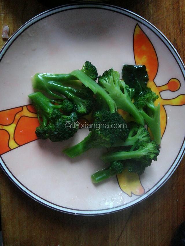 西蓝花在淡盐水中焯熟，在凉水中过一下盛出