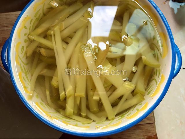 榨菜切好然后用温水泡一下