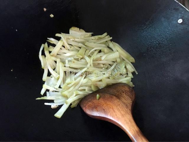 锅中留底油，放入榨菜去炒