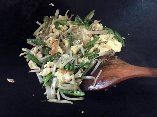 炒断生后加入炒好的鸡蛋