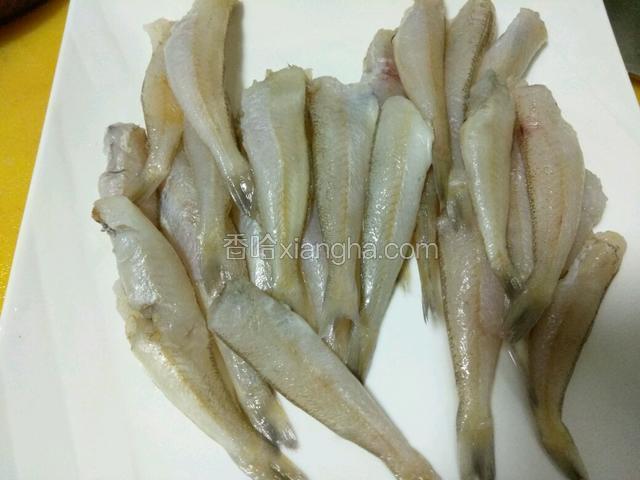 沙丁鱼洗干净，控干水