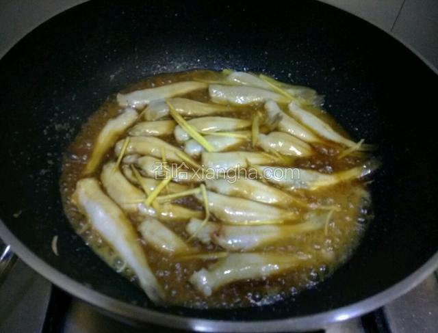 放姜丝，料酒，生抽，焖一下