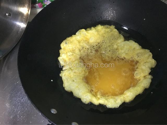 待油热后倒入蛋液，划炒，