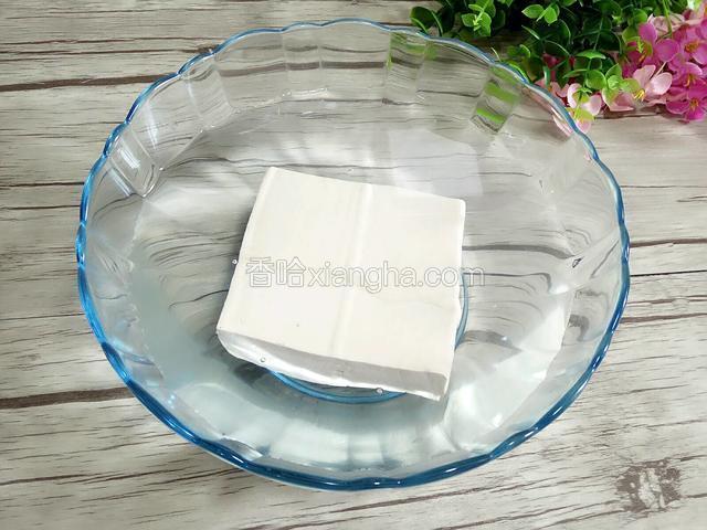 买来豆腐浸泡在水里，需要时在捞出。