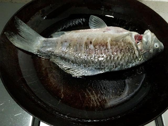 煎锅放入适量的油把鱼煎至两面黄。