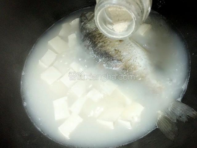 这个时候看得出汤汁颜色很漂亮了，再放入胡椒粉提味。