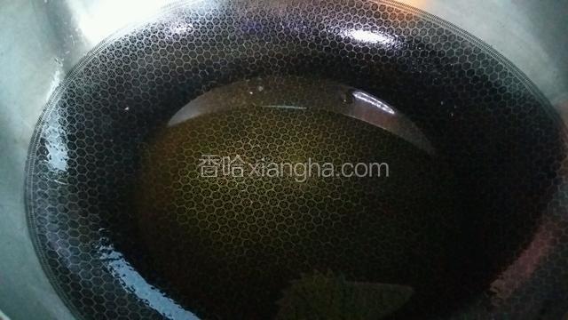锅中倒油。