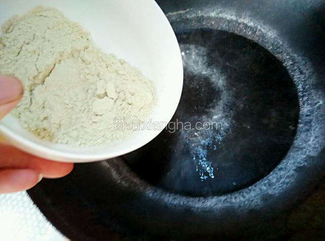 锅中加水，水开后加入荞麦面