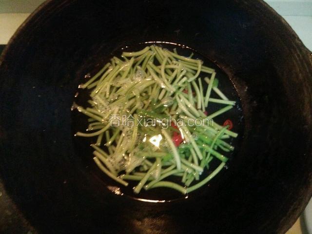 锅加水烧开，放点盐和油，倒入红薯茎和青红焯水