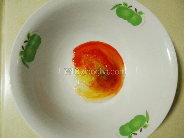 拿个大碗，加入盐，糖，鸡精，芝麻油，辣油，玉米油