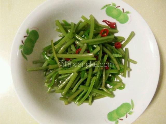 将姜，蒜，青红椒，红薯茎一起倒入拌匀即可