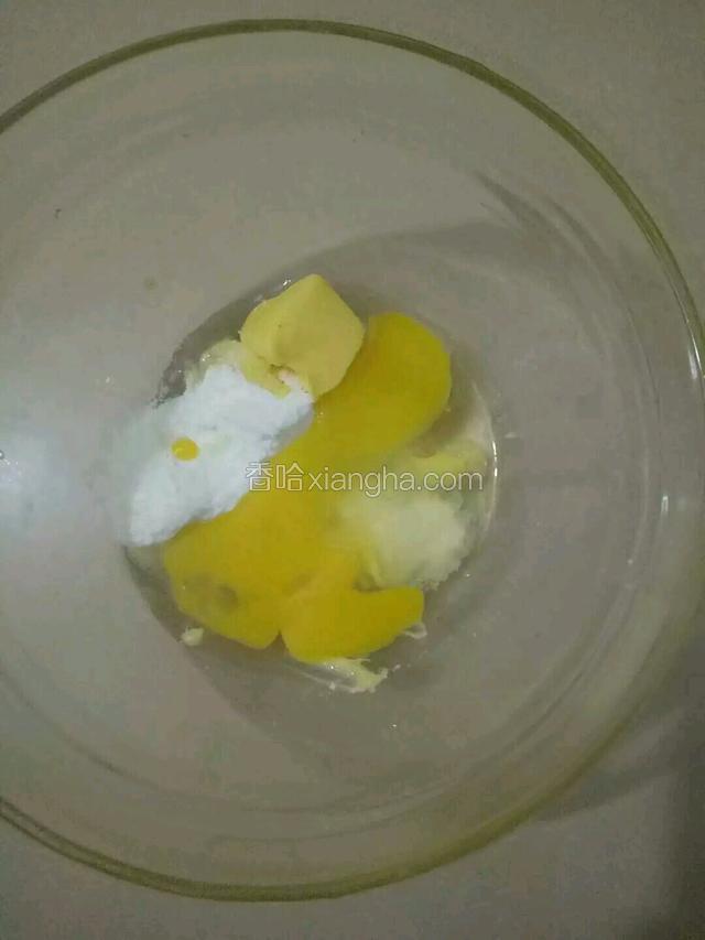 黄油室温软化，和鸡蛋糖粉混合在一起。