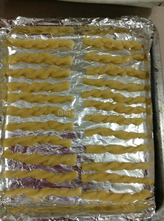 放到铺有锡箔纸的烤盘中。