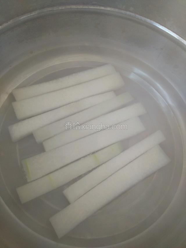 放开水里煮三分钟