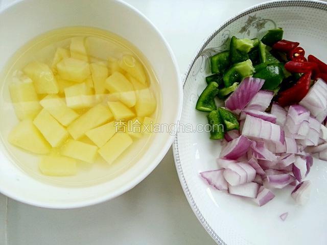 准备配菜：土豆去皮洗净切小块，用清水冲去淀粉，青红椒和洋葱切丁