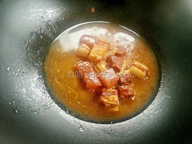 将红烧肉盛出，只留这顿吃的，用炒勺将肉块斩成小点的块