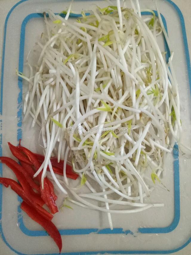 豆芽摘去根系，红椒切丝。