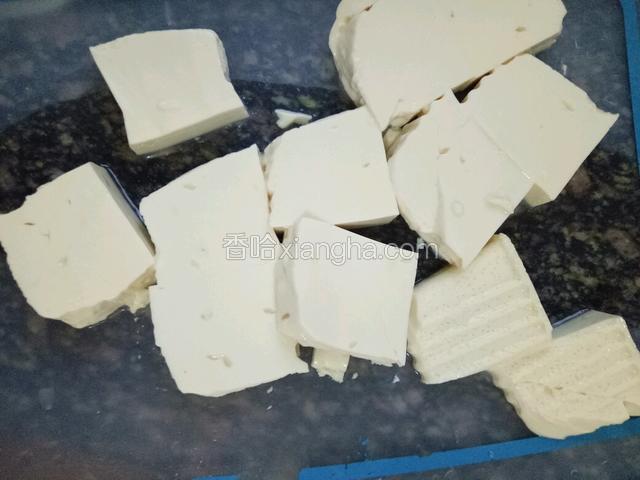 豆腐切成块。