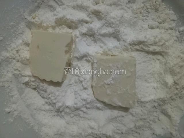 均匀的裹上玉米淀粉。