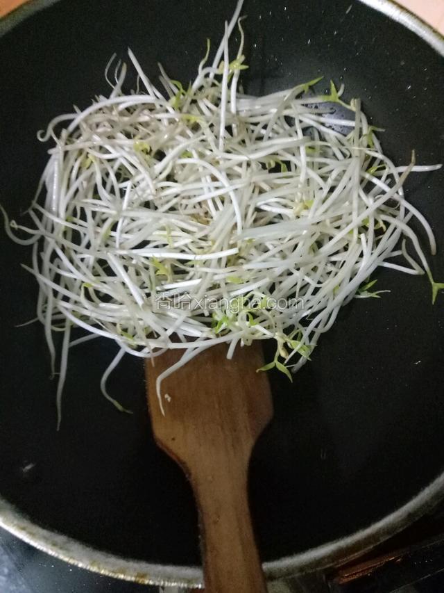 锅中留少许底油，下豆芽煸炒。